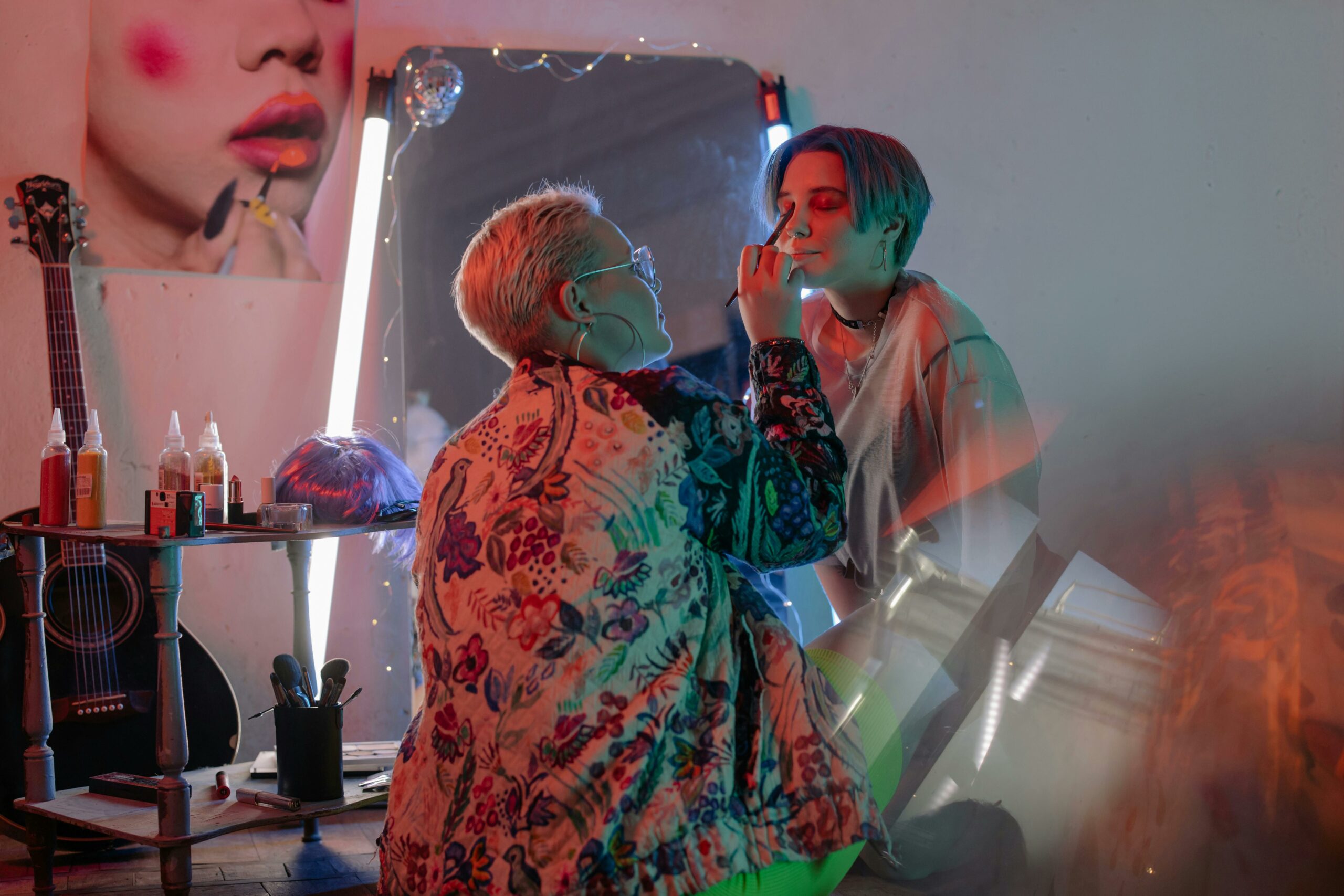 maquillage d'un chanteur dans sa loge