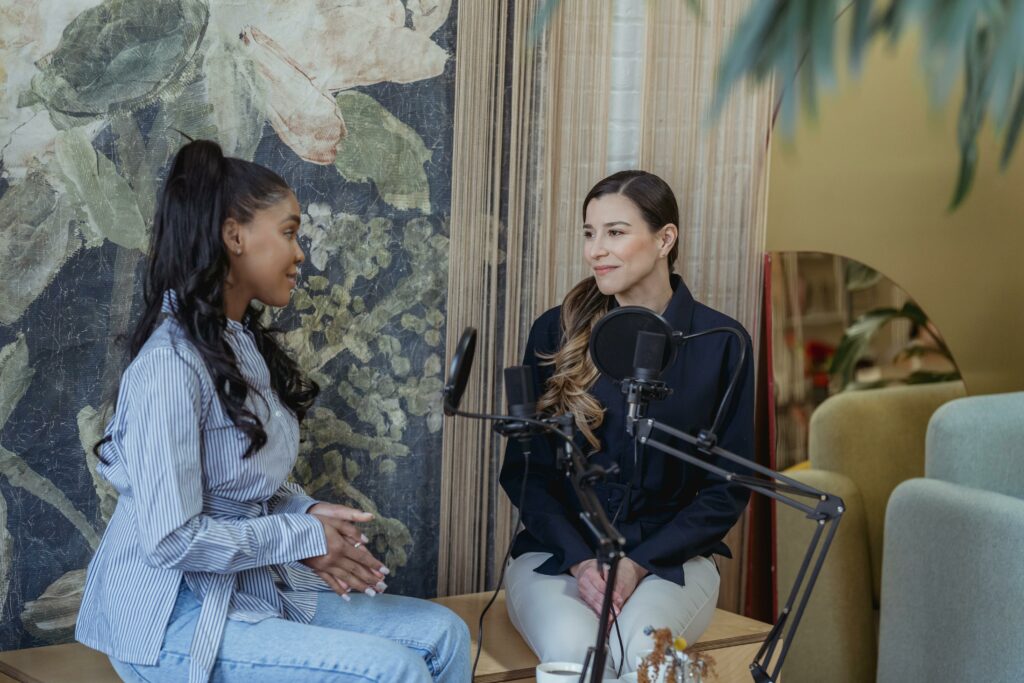 une chanteuse et une journaliste en face à face