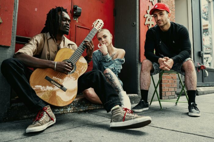trois musiciens jouant dans la rue